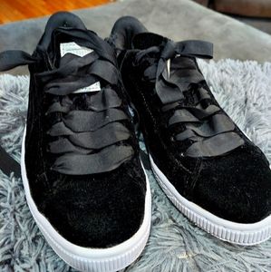 Puma suede black sneakers